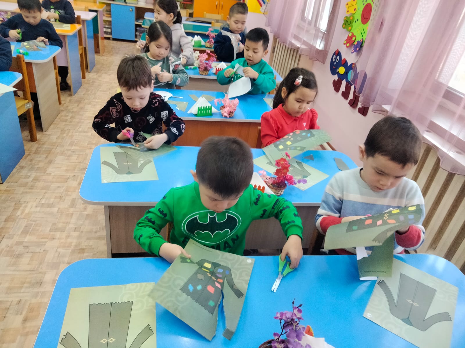 Мектепалды "Жұлдызша" тобы  Шығармашылық дағдыларды дамыту. Бөлімі: Жапсыру  Тақырыбы: Алдар көсенің шапаны